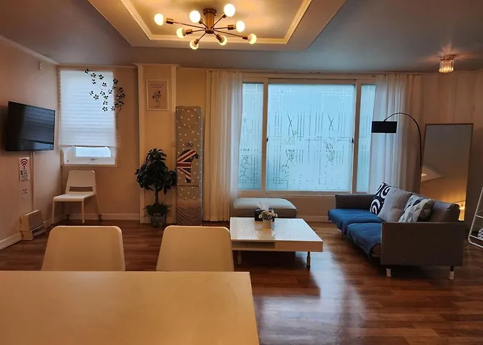 Ellastay Wide House Subway Station Area Family Travel Recommendation アパート