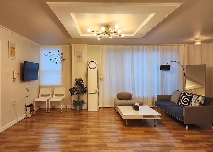 Ellastay Wide House Subway Station Area Family Travel Recommendation アパート *